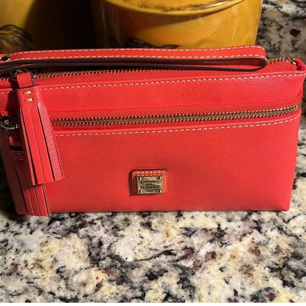 DOONEY&BOURKE 🐝🐝LEATHER WRISTLET - Picture 6 of 13